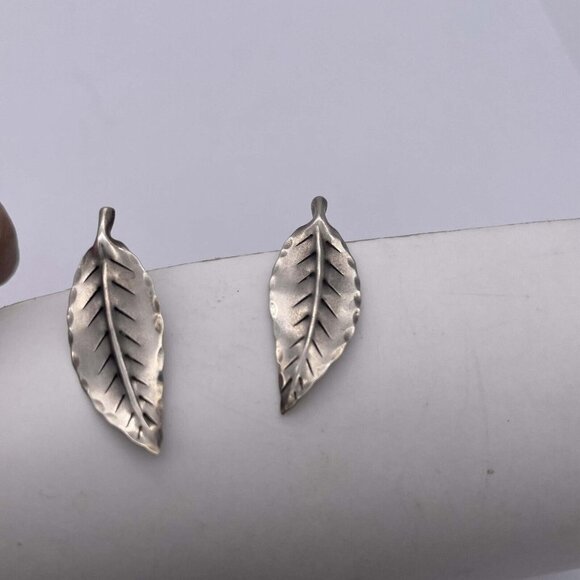 Vintage Stuart NYE 925 Sterling Silver Willow Leaf Earrings Screw Back Closure - Picture 2 of 6
